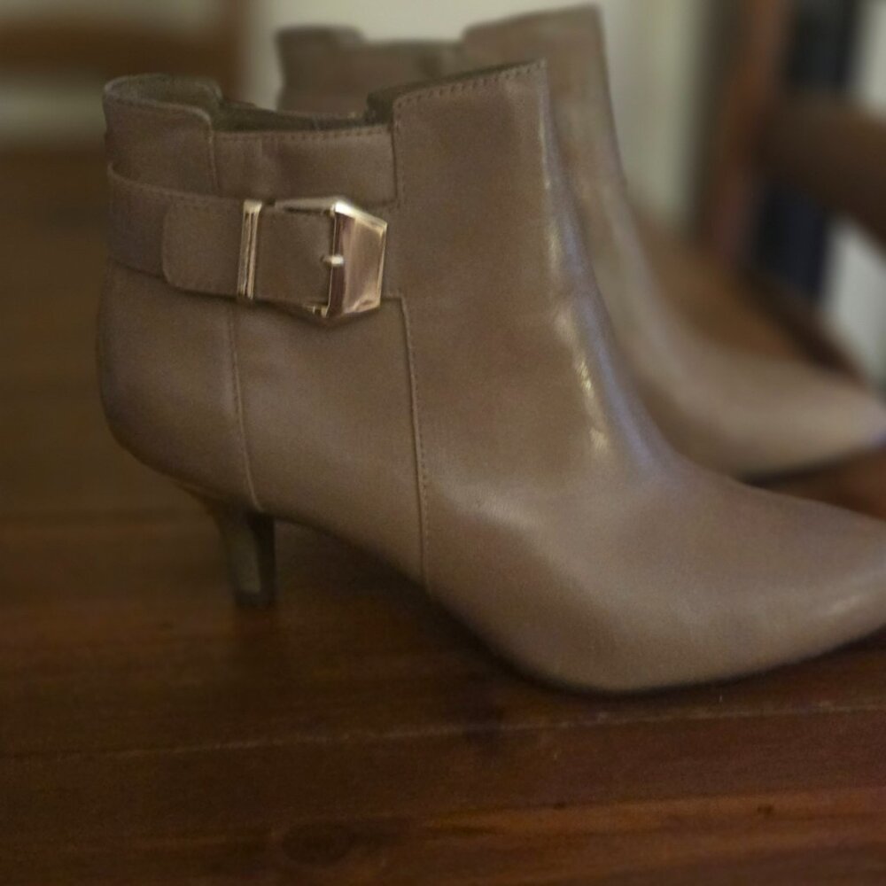 Anne Klein - Genuine Leather!  Stylish &  Versatile